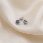 Preview: Ohrstecker rund 925 Sterling Silber rhodiniert 2 Zirkonia hellblau blau Ohrringe