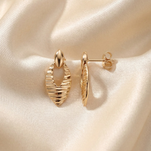 Preview: Ohrstecker oval 333 Gelbgold diamantierte Ohrringe